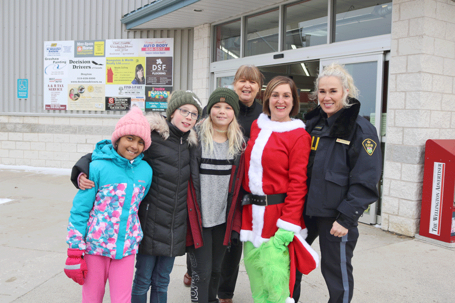Maryborough students  Shop with a Cop to aid  Drayton Food Bank post image