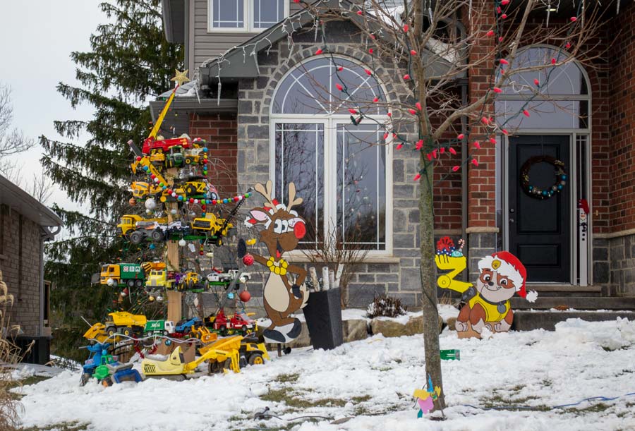 Salem home has unique Christmas display post image