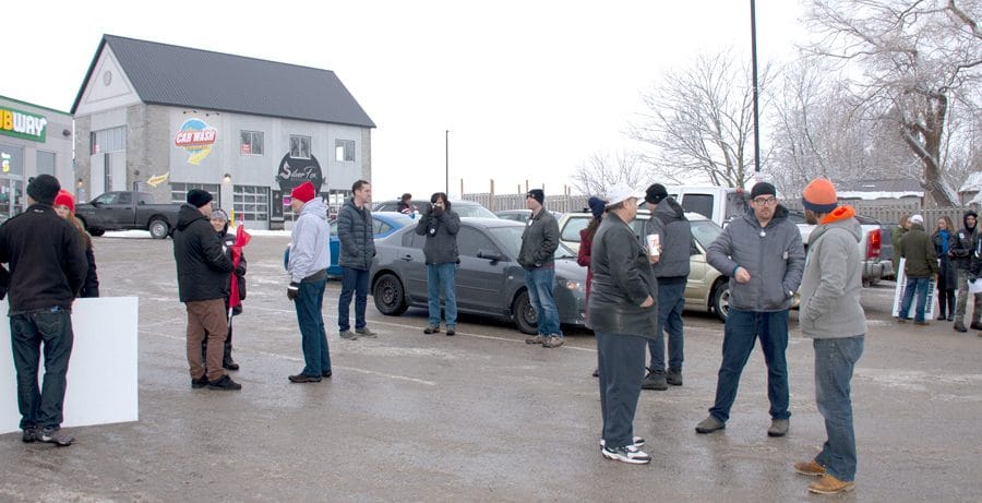 Protestors from Toronto stand with Arthur gym defying lockdown rules post image