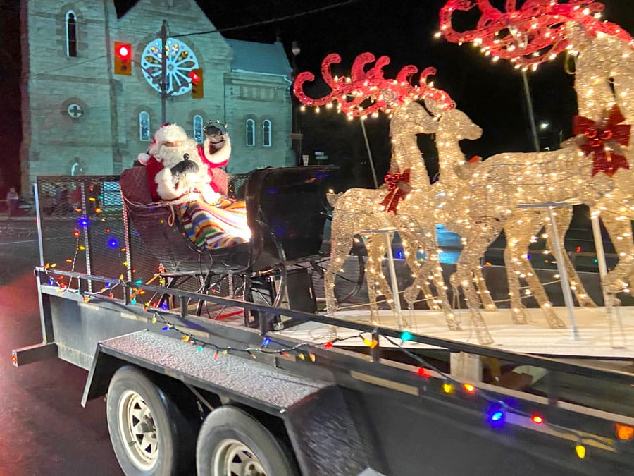 Santa Claus makes visit to Arthur for parade post image