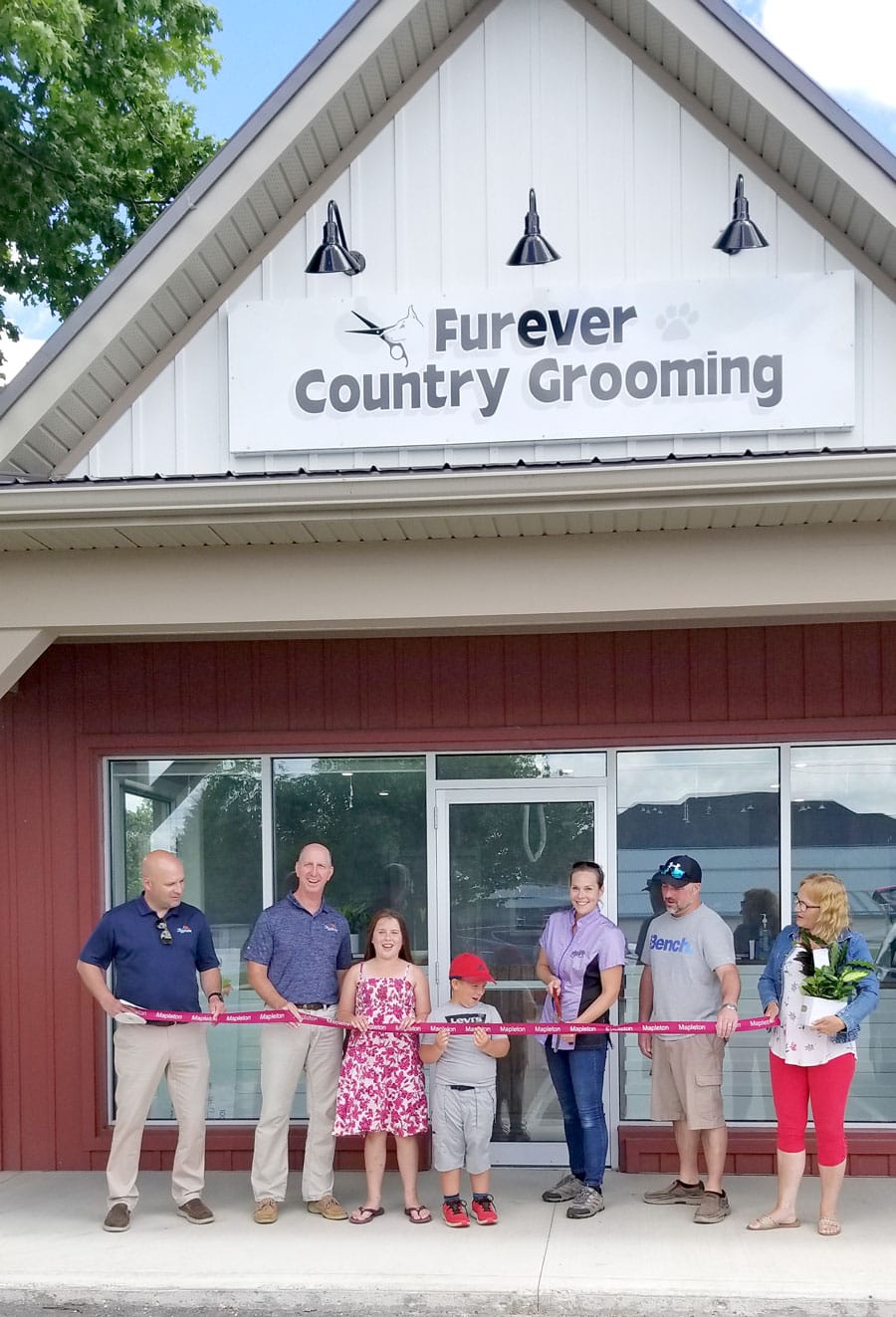 Ribbon cutting ceremony held for Furever Country Grooming post image