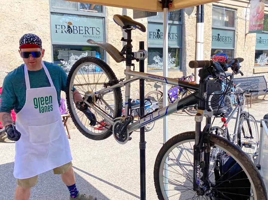 Green Lanes starts bike repair programs thanks to donation from 'Green Gryphons' post image