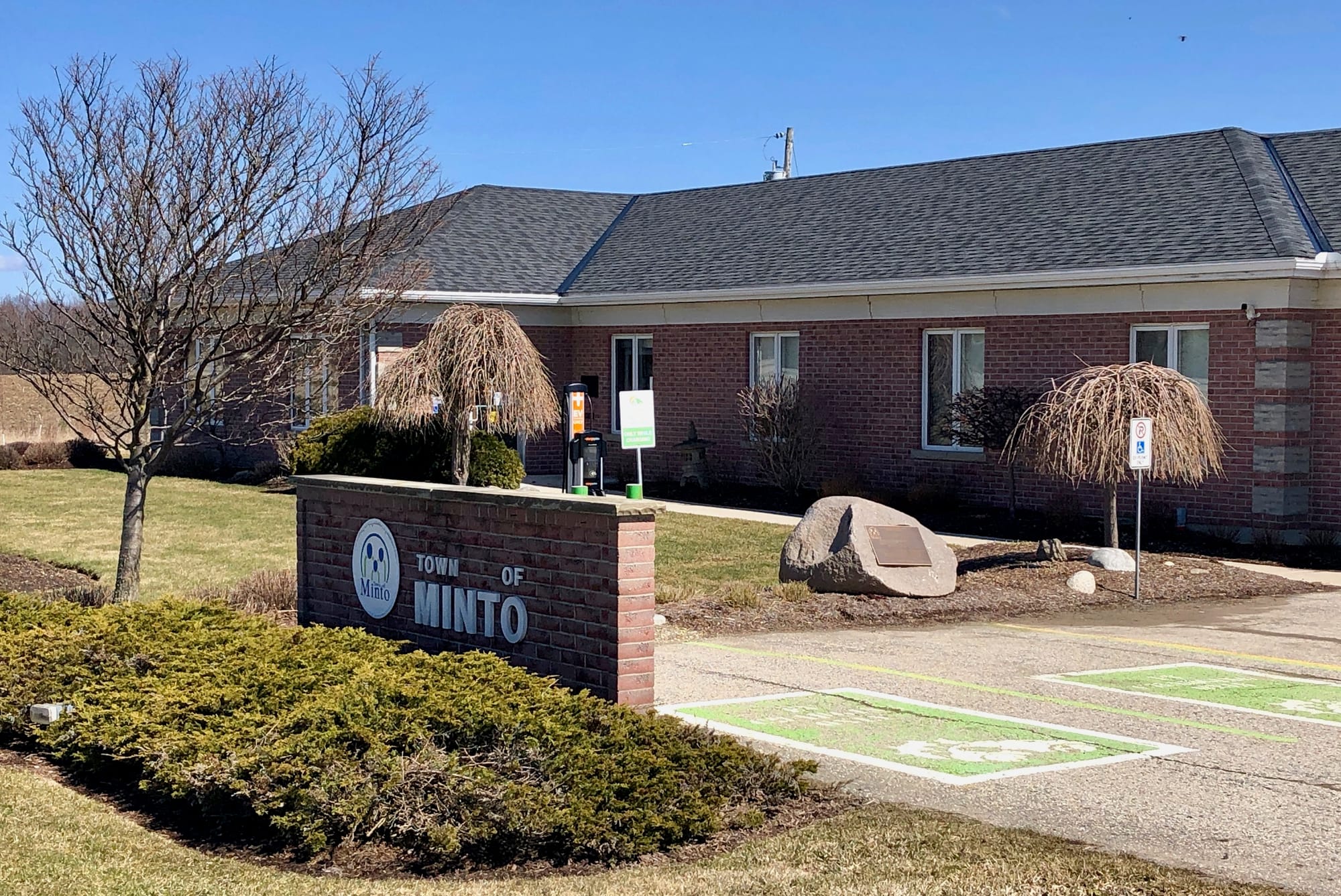 Minto declines to review bylaw governing kennels despite concerns from residents