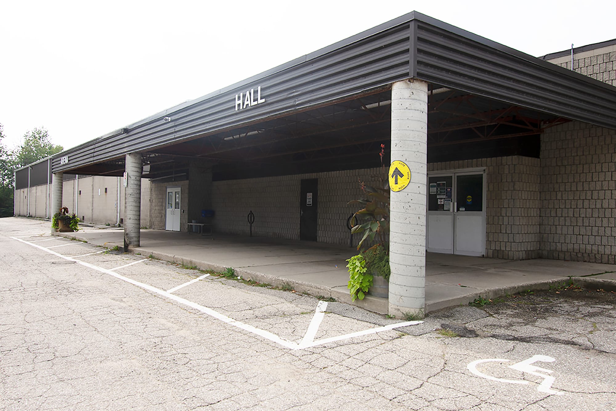 Anti-lockdown demonstrators at advance polling station prompt police response