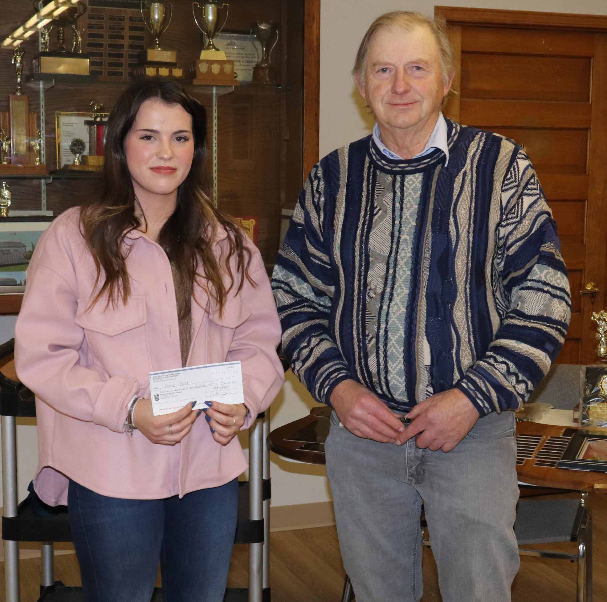 Drayton ag society awards prizes, awards to volunteers