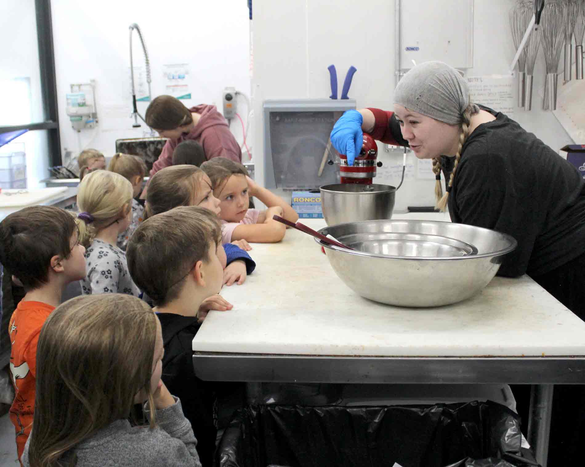 Salem kindergartners learn to bake at Geddes Street Market